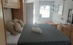 Habitación amoblada, baño privado